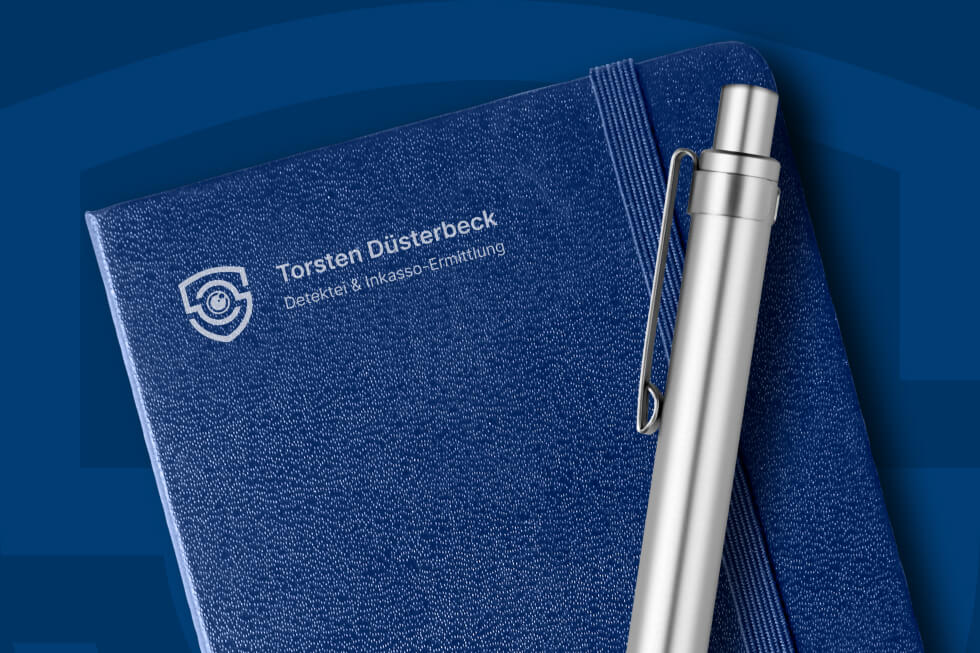 Blaues Notizbuch Mit Logo Der Detektei Torsten Düsterbeck Und Silbernem Kugelschreiber mob Blaues Notizbuch Mit Logo Der Detektei Torsten Düsterbeck Und Silbernem Kugelschreiber