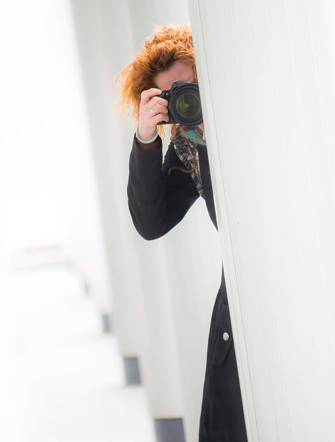 Eine Person Mit Einer Professionellen Kamera Filmt Aus Einer Ecke