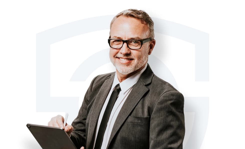 Ein Mann mit einem Tablet lächelt in die Kamera mob Ein Mann mit einem Tablet lächelt in die Kamera