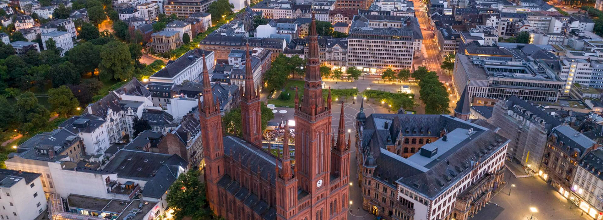 Abendliche Ansicht der Marktkirche und Altstadt Wiesbaden mob Abendliche Ansicht der Marktkirche und Altstadt Wiesbaden