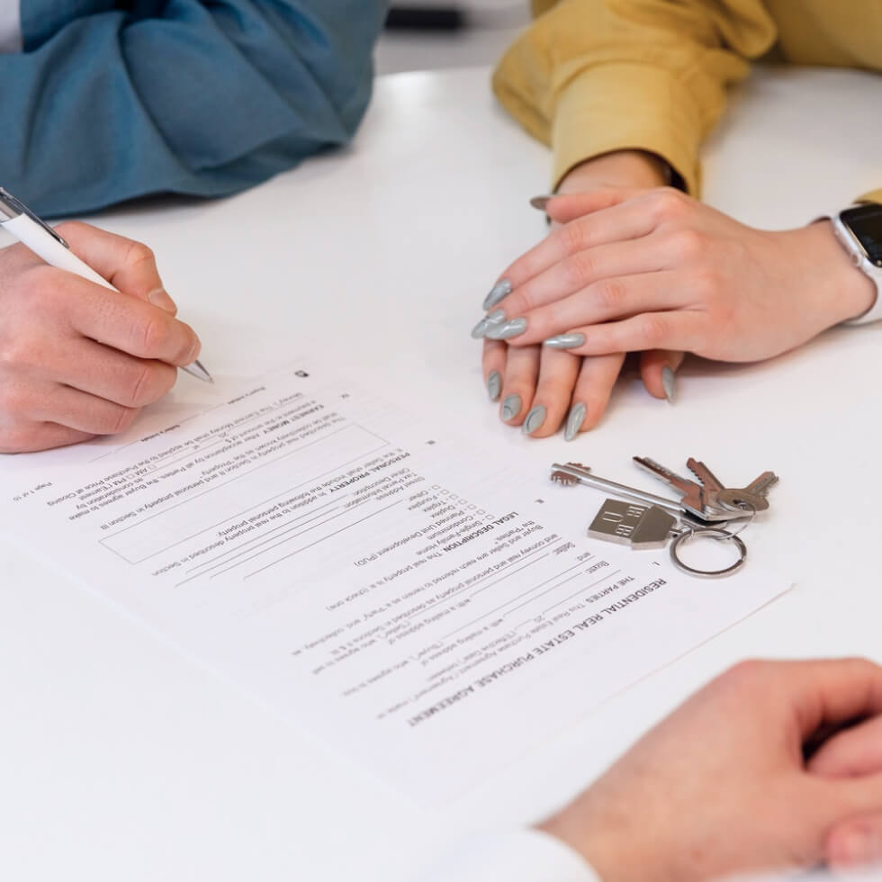 Person Unterschreibt Vertrag Mit Schlüsselbund Auf Dem Tisch