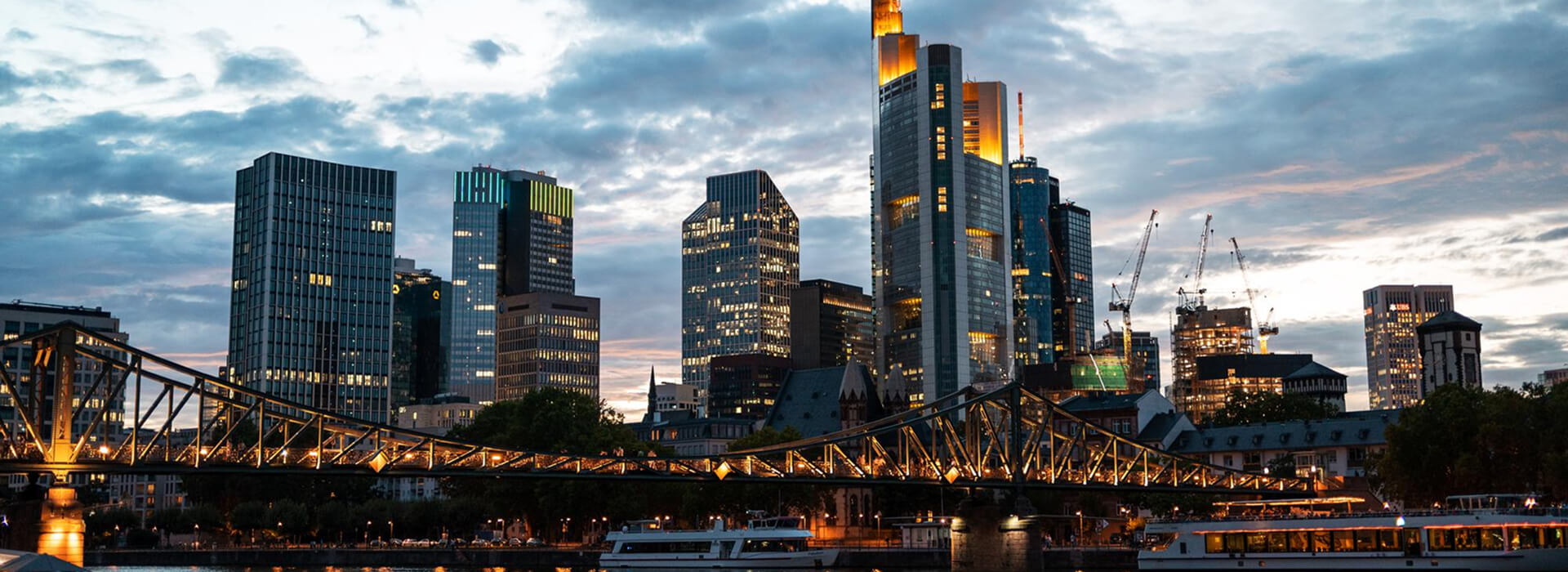 Stadtbild der Frankfurter Innenstadt bei Sonnenuntergang mob Stadtbild der Frankfurter Innenstadt bei Sonnenuntergang