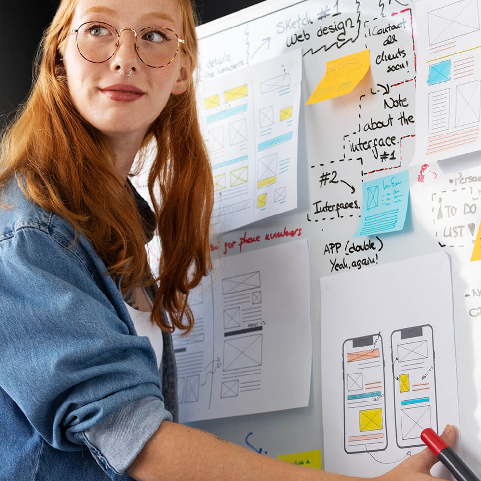 Ux Designerin Vor Whiteboard Mit App Wireframes Und Notizen