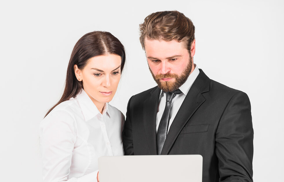 Zwei Personen In Business Anzügen Schauen Gemeinsam Auf Einen Laptop